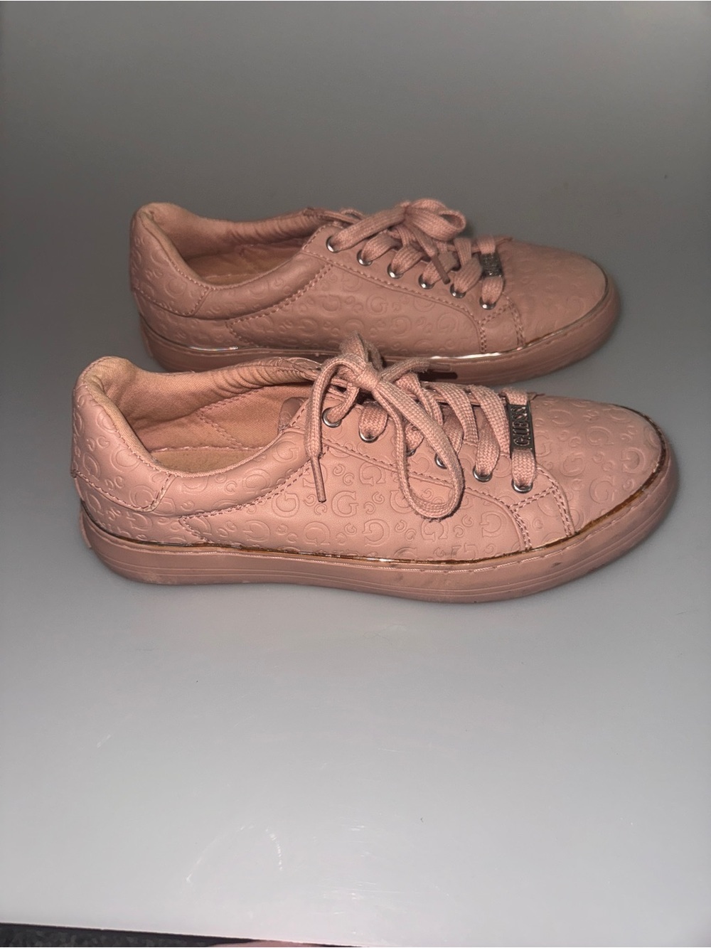 Guess blush pink low top sneakers embossed logo pattern cute casual trendy fem - Picture 5 of 9